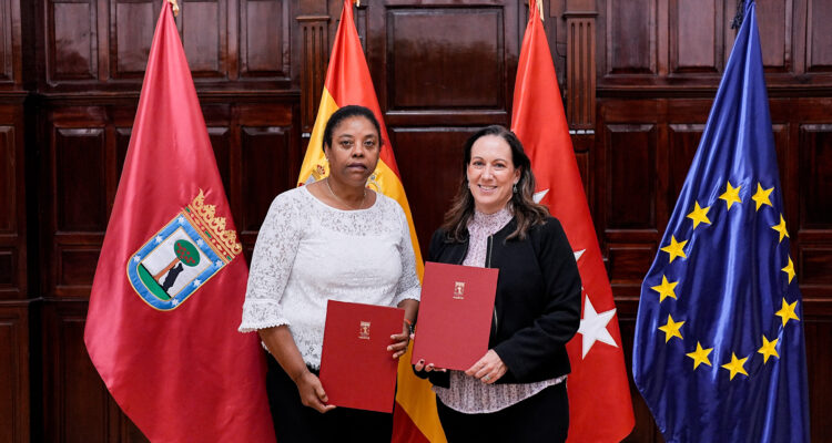 La coordinadora general de la Alcaldía, Inmaculada Sánchez-Cervera (derecha), y la presidenta de FAPROMED, Urbania Rondón (izquierda), posan tras la firma del convenio de colaboración