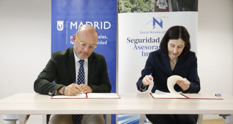 El delegado de Políticas Sociales, Familia e Igualdad, José Fernández, firma el protocolo de colaboración con la vicedecana del Colegio Notarial de Madrid, Concepción Pilar Barrio