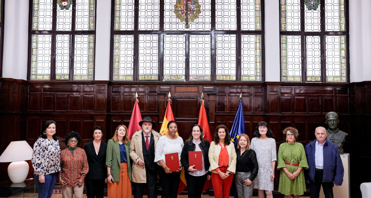 Foto grupal tras la firma del convenio de colaboración entre el Ayuntamiento de Madrid y FAPROMED