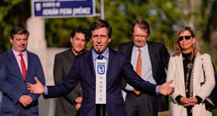 Intervención del alcalde de Madrid, José Luis Martínez-Almeida, en el acto de descubrimiento de la placa de la glorieta Adrián Piera Jiménez