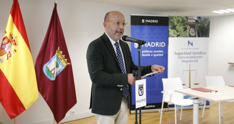 El delegado de Políticas Sociales, Familia e Igualdad, José Fernández, interviene en el acto de firma del protocolo de colaboración con el Colegio Notarial de Madrid