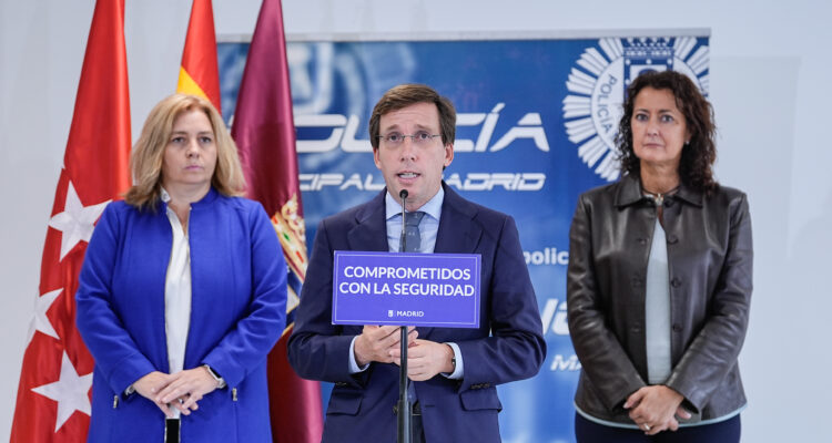 El alcalde de Madrid, José Luis Martínez-Almeida, interviene en la inauguración de la comisaría de Plomo