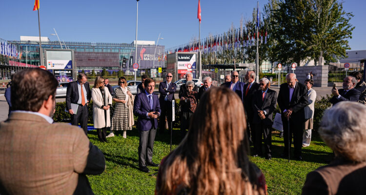 El alcalde de Madrid, José Luis Martínez-Almeida, interviene en el acto de descubrimiento de la placa de la glorieta Adrián Piera Jiménez