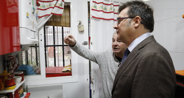 El delegado de Políticas de Vivienda, Álvaro González, habla con un vecino de una de las 15 viviendas monitorizadas en un edificio residencial del distrito de Carabanchel