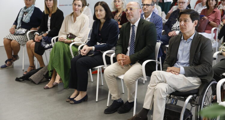 El delegado de Políticas Sociales, Familia e Igualdad, José Fernández, y la vicedecana del Colegio Notarial de Madrid, Concepción Pilar Barrio, entre el público del acto de firma