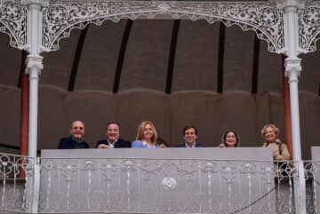 El alcalde de Madrid, José Luis Martínez-Almeida, junto a la delegada de Cultura, Turismo y Deporte, Marta Rivera de la Cruz, y el concejal de Chamberí, Jaime González Taboada, durante la inauguración del Centro de Interpretación del frontón Beti Jai