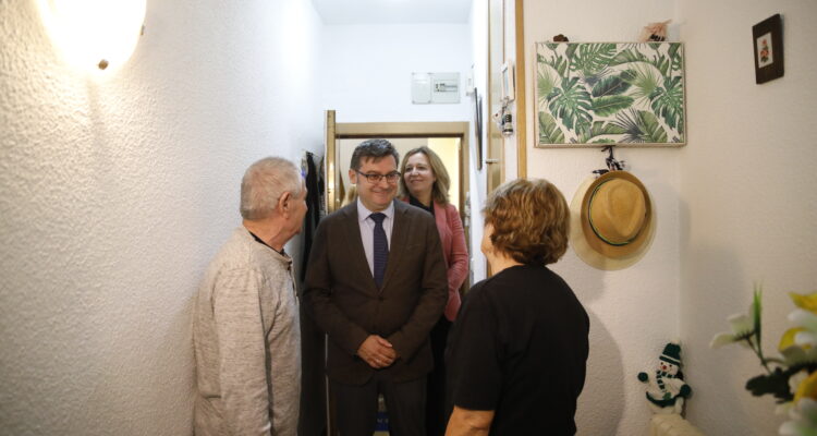 El delegado de Políticas de Vivienda, Álvaro González, en una de las 15 viviendas monitorizadas en un edificio residencial del distrito de Carabanchel