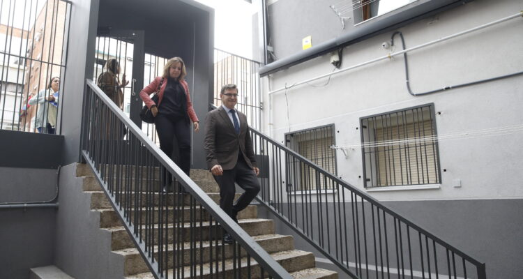 El delegado de Políticas de Vivienda, Álvaro González, visita una de las 15 viviendas monitorizadas en un edificio residencial del distrito de Carabanchel