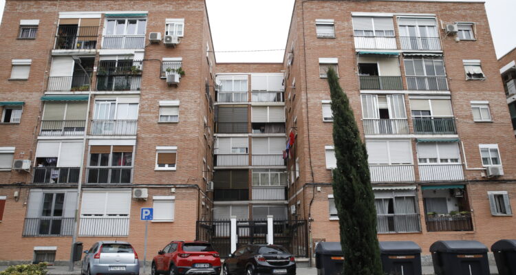 Fachada de un edificio residencial del distrito de Carabanchel sin renovar