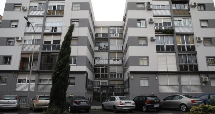 Nueva fachada de un edificio residencial del distrito de Carabanchel