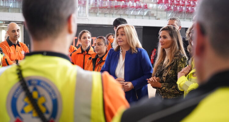 La vicealcaldesa de Madrid Inma Sanz y concejala del distrito de Usera, Sonia Cea, haciendo una maniobra de reanimación cardiopulmonar en la Caja Mágica de Madrid