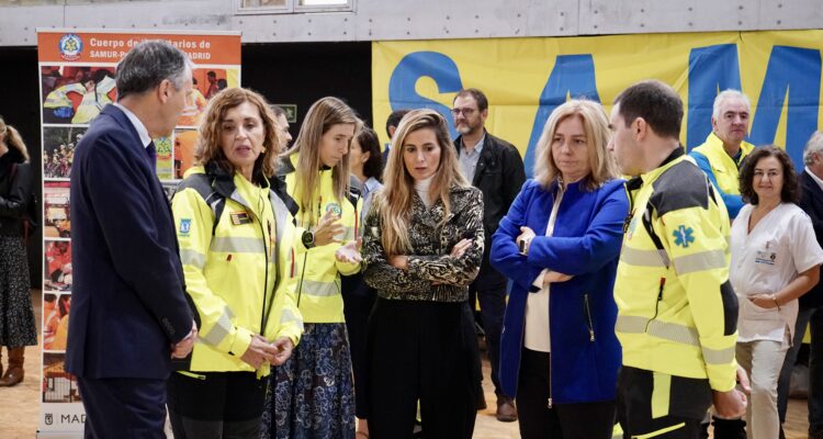La vicealcaldesa de Madrid Inma Sanz y concejala del distrito de Usera, Sonia Cea, en un evento del ayuntamiento para aprender a hacer una maniobra de reanimación cardiopulmonar en la Caja Mágica de Madrid hablando con los profesionales del Samur