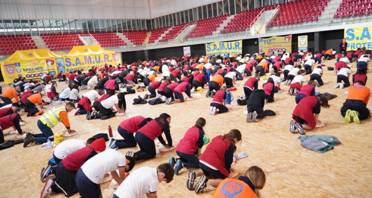 Niños en la Caja Mágica de Madrid aprendiendo a hacer una reanimación cardiopulmonar