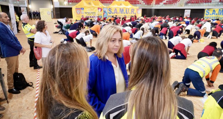 La vicealcaldesa de Madrid Inma Sanz en un evento del ayuntamiento para aprender a hacer una maniobra de reanimación cardiopulmonar en la Caja Mágica de Madrid hablando con los profesionales del Samur PC