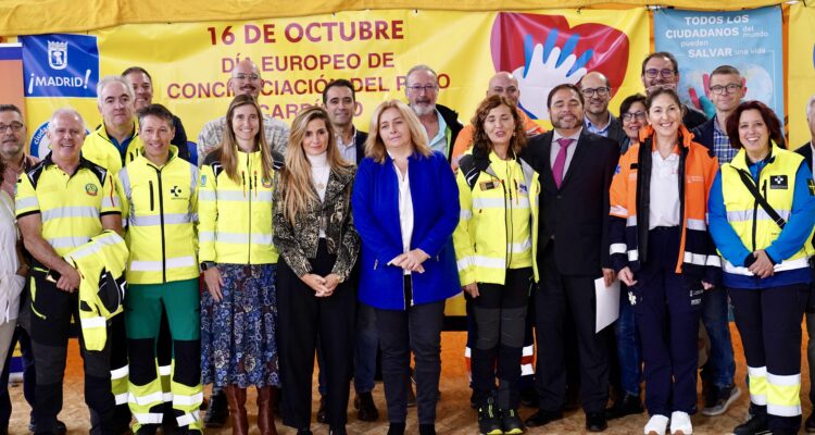 La vicealcaldesa de Madrid Inma Sanz en un evento del ayuntamiento para aprender a hacer una maniobra de reanimación cardiopulmonar en la Caja Mágica de Madrid posando con los profesionales del Samur PC