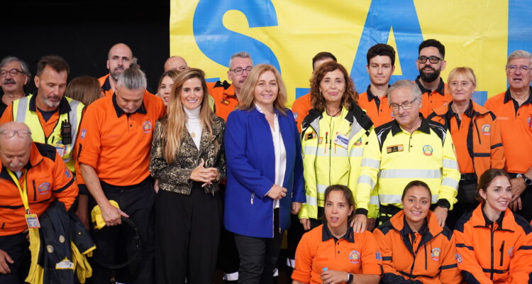 La vicealcaldesa de Madrid Inma Sanz en un evento del ayuntamiento para aprender a hacer una maniobra de reanimación cardiopulmonar en la Caja Mágica de Madrid posando con los profesionales del Samur PC