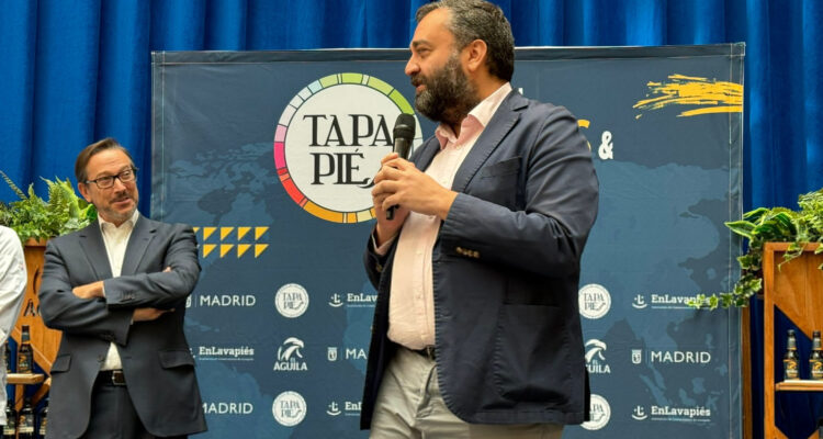 Carlos Segura, concejal del distrito Centro, en la presentación de Tapapiés 2024 junto a Pablo Mazo, director de Relaciones Institucionales del grupo Heineken y Cervezas Águila