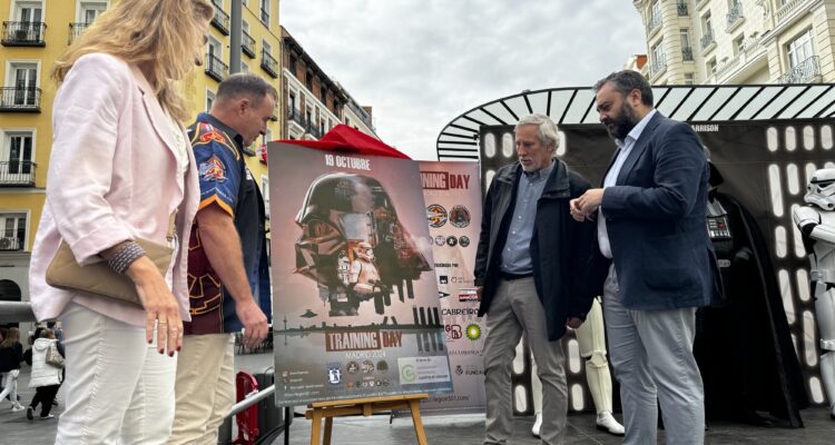 Presentación del desfile benéfico de Star Wars en octubre 2024 en Madrid que recaudará fondos para luchar contra el cáncer en el que se ve al concejal del distrito centro carlos segura enseñando el cartel del evento