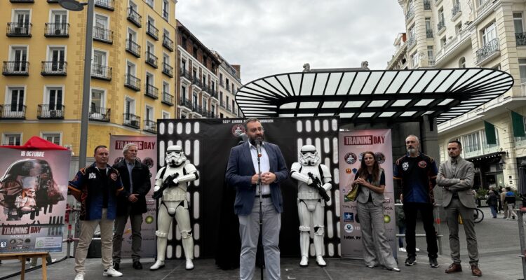 Presentación del desfile benéfico de Star Wars en octubre 2024 en Madrid que recaudará fondos para luchar contra el cáncer en el que se ve a Carlos Segura dando un discurso de inauguración