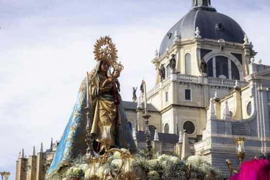 La Almudena, ante la Catedral durante la procesión de 2023