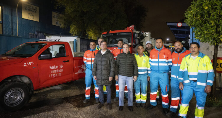 Borja Carabante despide a los servicios de limpieza madrileños que parten a Valencia para ayudar con las consecuencias de la DANA