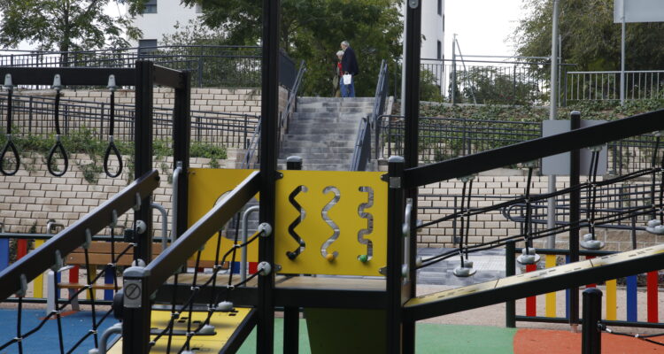 Instalación de juegos infantiles en la la zona verde interbloques Albatana en Hortaleza