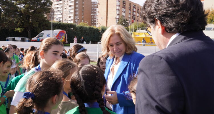 La vicealcaldesa, Inma Sanz y el concejal David Pérez, con un grupo de escolares participantes en el Cross escolar