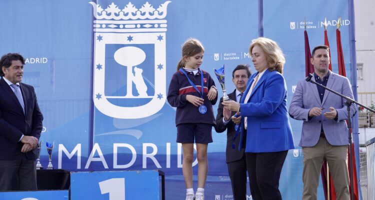 La vicealcaldesa, Inma Sanz, entrega un trofeo a una de las ganadoras