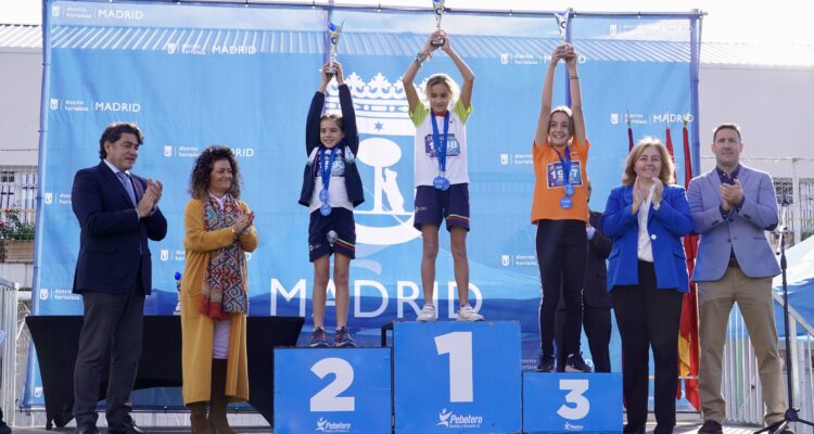 Tres ganadoras de la prueba en el pódium junto a la vicealcaldesa, Inma Sanz y el concejal, David Pérez