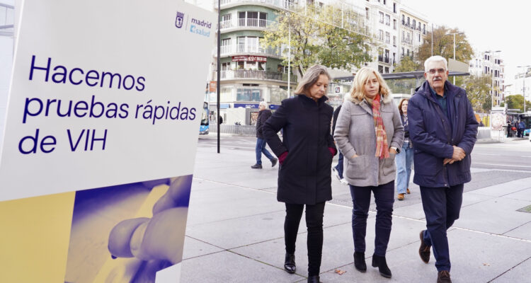 La vicealcaldesa y delegada de Seguridad y Emergencias, Inma Sanz, acompañada de la concejala de Salamanca, Cayetana Hernández de la Riva, y del gerente de Madrid Salud, Antonio Prieto, durante su visita a la carpa de Madrid Salud con motivo del Día Mundial del Sida