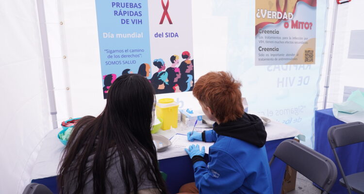 Carpa de Madrid Salud con motivo del Día Mundial del Sida