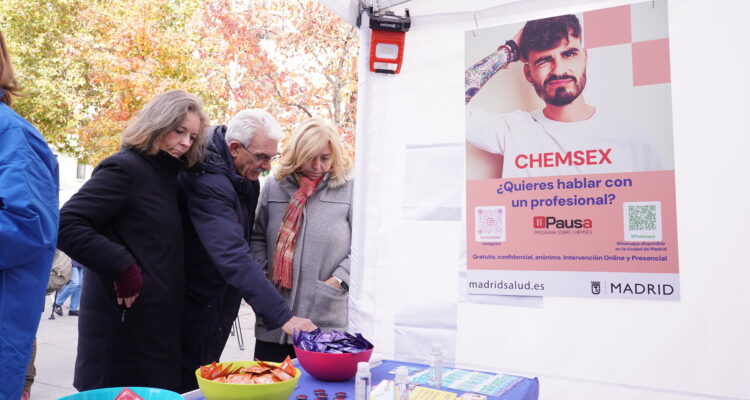 La vicealcaldesa y delegada de Seguridad y Emergencias, Inma Sanz, acompañada de la concejala de Salamanca, Cayetana Hernández de la Riva, y del gerente de Madrid Salud, Antonio Prieto, durante su visita a la carpa de Madrid Salud con motivo del Día Mundial del Sida