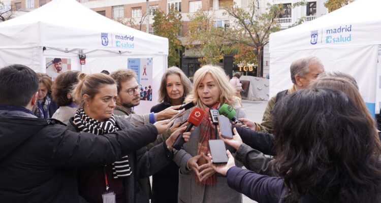 La vicealcaldesa y delegada de Seguridad y Emergencias, Inma Sanz, durante su visita a la carpa de Madrid Salud con motivo del Día Mundial del Sida