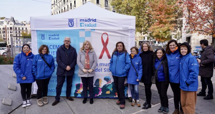 La vicealcaldesa y delegada de Seguridad y Emergencias, Inma Sanz, durante su visita a la carpa de Madrid Salud con motivo del Día Mundial del Sida