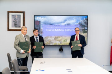 El delegado de Políticas de Vivienda y presidente de la Empresa Municipal de la Vivienda y Suelo de Madrid (EMVS Madrid), Álvaro González; el consejero delegado de EMVS Madrid, Diego Lozano y el decano del Colegio Oficial de Arquitectos de Madrid (COAM), Sigfrido Herráez, durante la firma del convenio de colaboración entre EMVS Madrid y el COAM.