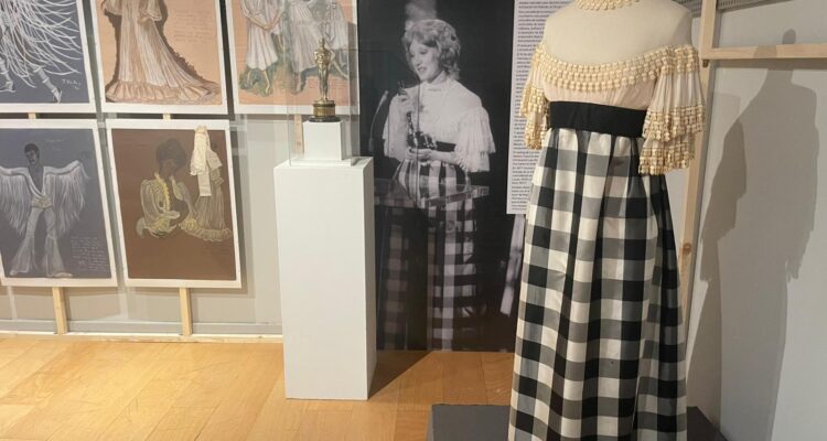 Una vista de la exposición que cuenta con la mayor colección de piezas originales de Yvonne Blake jamás exhibidas hasta la fecha