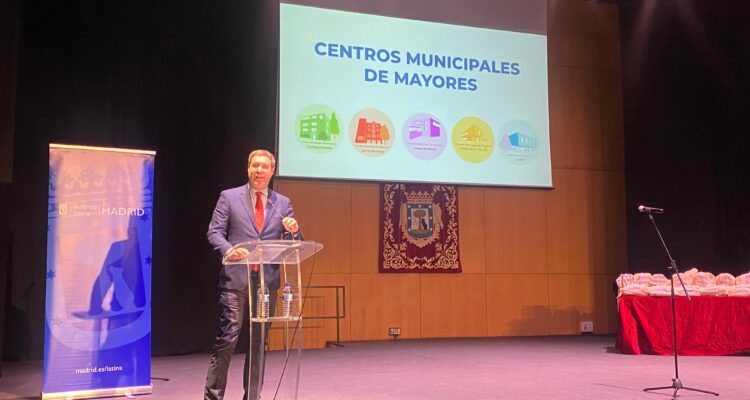 El concejal de distrito, Alberto González, en la inauguración de la Semana de Mayores