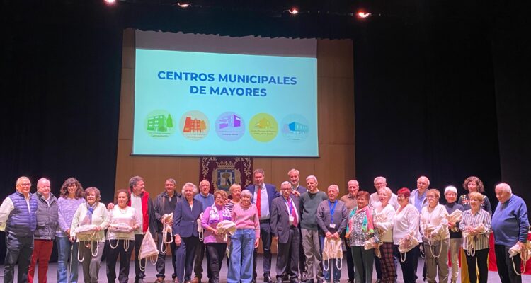 Foto grupal de participantes en la trigésimo cuarta Semana de Mayores