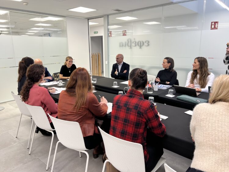 La delegada de Deporte, Sonia Cea, preside la mesa de trabajo Deporte y mujer