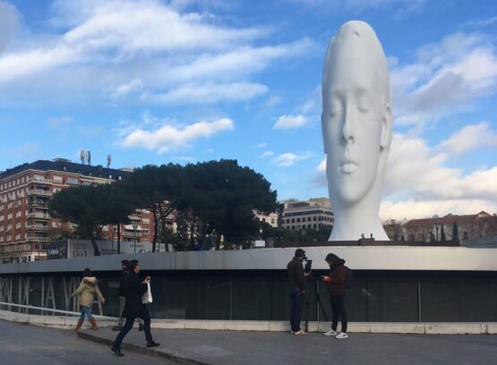 Escultura en la plaza de Colón (archivo)