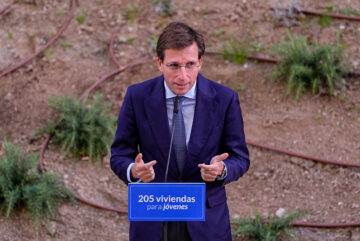 El alcalde, José Luis Martínez-Almeida, durante su visita a la promoción de viviendas NSA 14 de EMVS Madrid