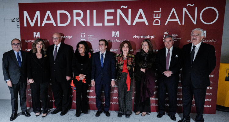 Foto de familia de los asistentes a los premios junto a la galardonada