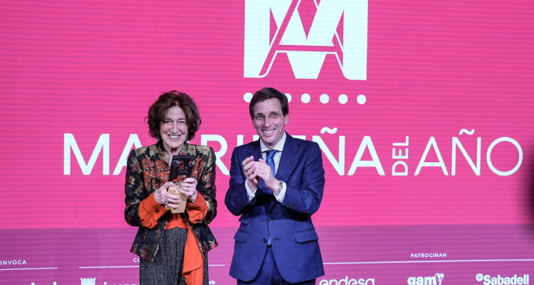 El alcalde de Madrid, José Luis Martínez-Almeida junto a María del Carmen Iglesias Cano en la entrega del premio Madrileña del Año