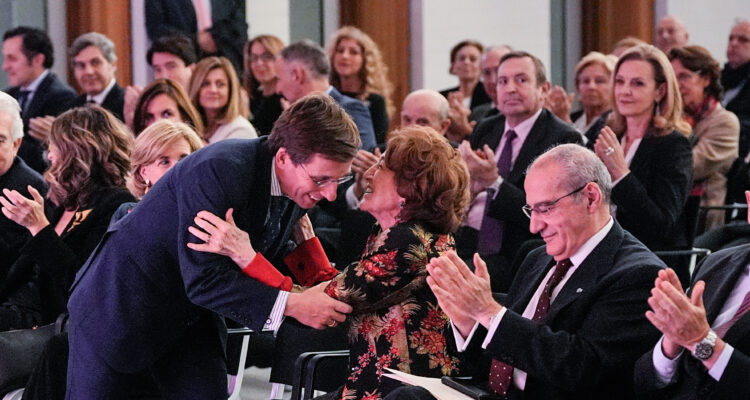 Cariñoso saludo entre Almeida y María del Carmen Iglesias