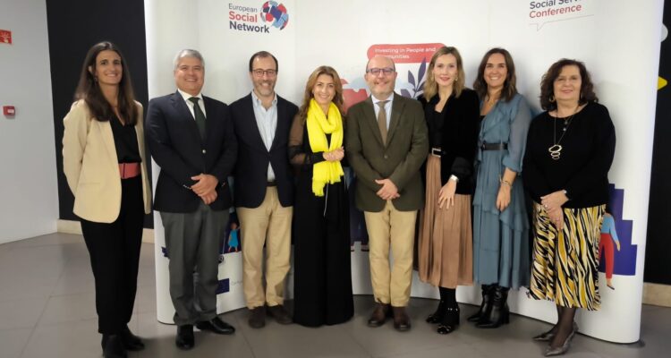 Ferrnández en el centro de la foto de familia con las delegaciones de Madrid y Lisboa