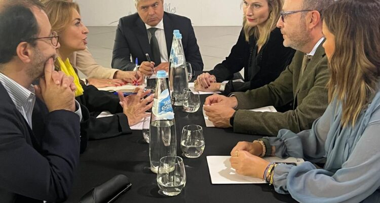 José Fernández durante su encuentro con la concejala de Derechos Humanos y Sociales, Educación y Juventud de la Cámara Municipal de Lisboa, Sofía Athayde