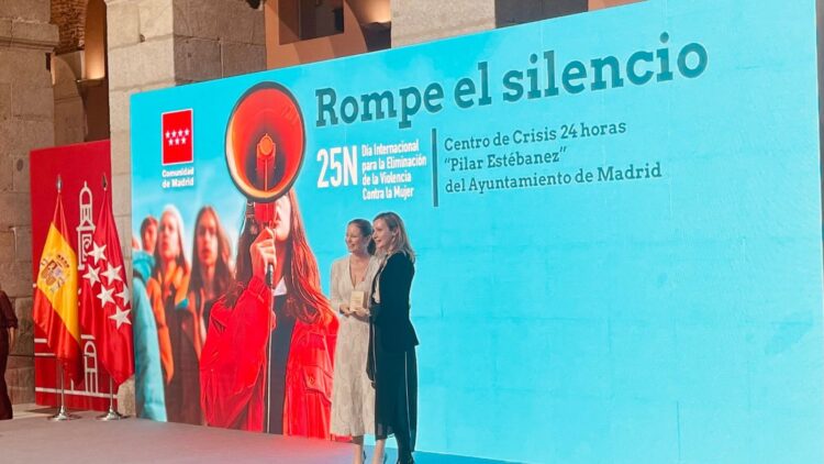 Raquel Muros del Área de Políticas Sociales, Familia e Igualdad en el momento de recibir el premio