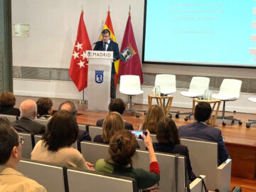 El delegado de Políticas de Vivienda y presidente de la Empresa Municipal de la Vivienda y Suelo (EMVS Madrid), Álvaro González, en la inauguración de la I Jornada Informativa de SAVMadrid