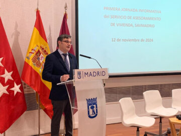 El delegado de Políticas de Vivienda y presidente de la Empresa Municipal de la Vivienda y Suelo (EMVS Madrid), Álvaro González, en la inauguración de la I Jornada Informativa de SAVMadrid