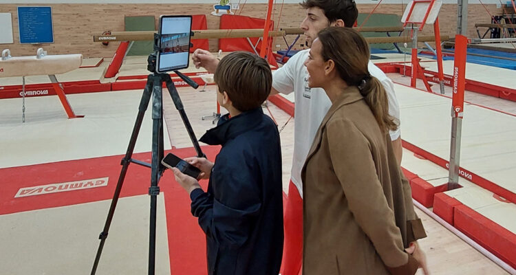 La concejala, Almudena Maíllo, en su visita al pabellón de gimnasia artística del Centro Deportivo Municipal San Blas